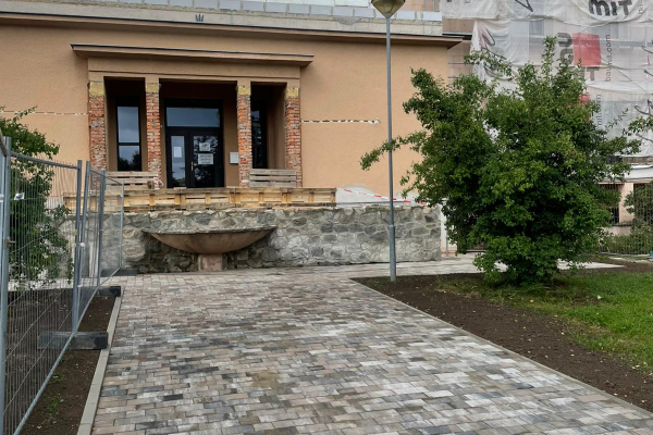 Foto k aktualitě Uzavření hlavního vchodu – vstup přes loutkový sál