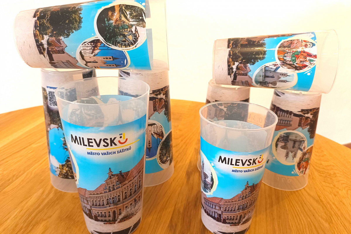 Foto k aktualitě NOVINKA - plastové kelímky s potiskem v infocentru