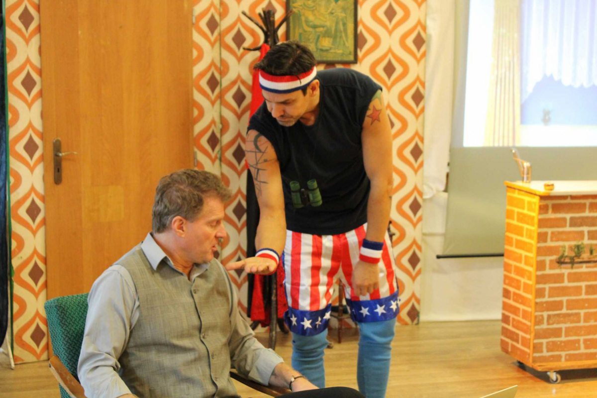 Foto Divadlo - Nikdo nejsme normální